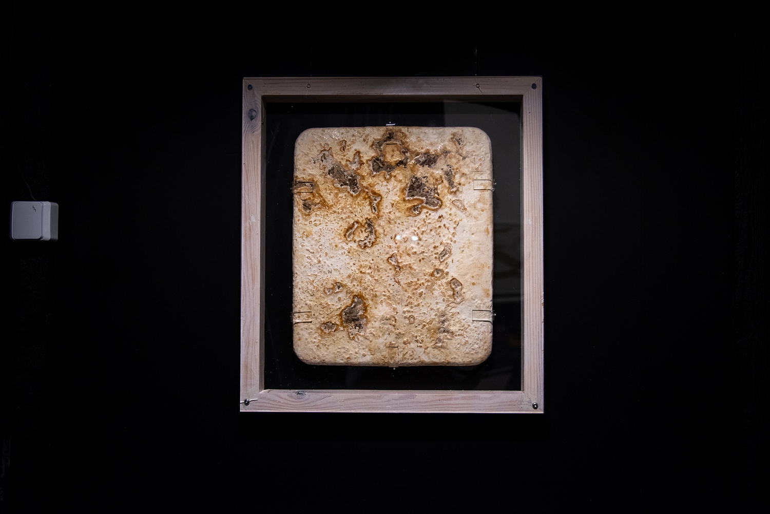 Tactile%20whiteness_UV%20light%20in%20the%20cabin_Andrea%20Brittnek_7__Photo%20by%20Panna%20Loos_2024%20-%201500x1001px.jpg